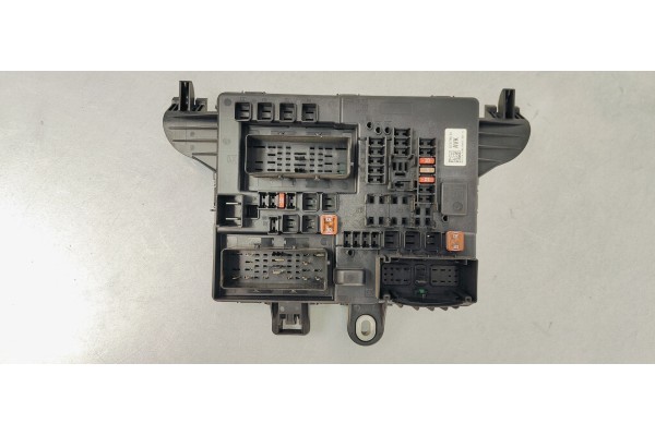 Recambio de caja reles / fusibles para opel insignia berlina 2.0 cdti referencia OEM IAM 22737768  