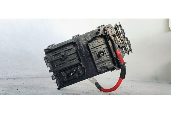 Recambio de caja reles / fusibles para opel astra j lim. berlina fase 1 referencia OEM IAM 13368641  