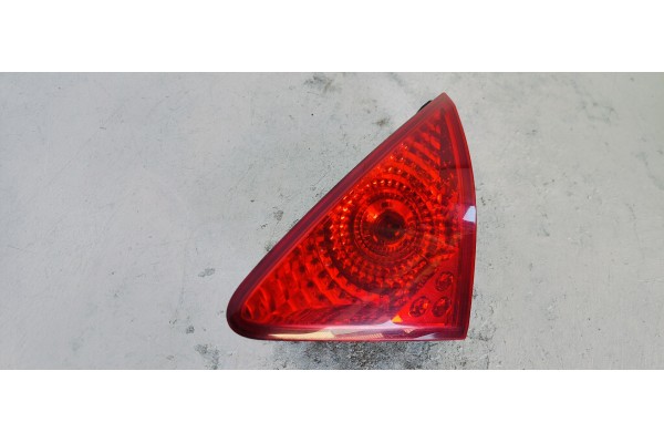 Recambio de piloto trasero derecho interior para peugeot 3008 1.6hdi 115 fap referencia OEM IAM   