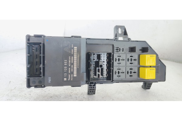 Recambio de caja reles / fusibles para opel vectra c berlina club referencia OEM IAM 13120953  