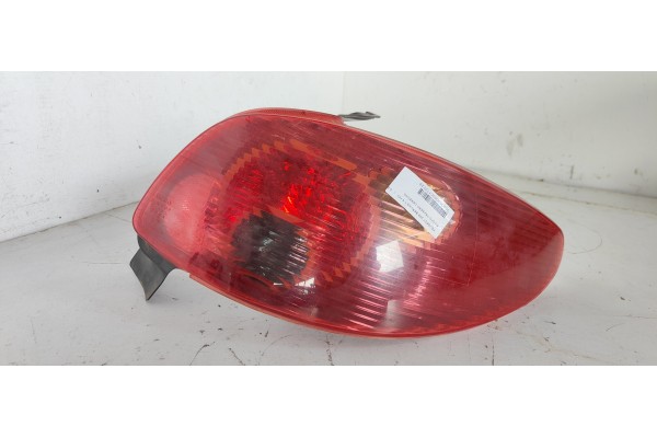 Recambio de piloto trasero derecho para peugeot 206 berlina 1.4 hdi referencia OEM IAM  155501921RB 