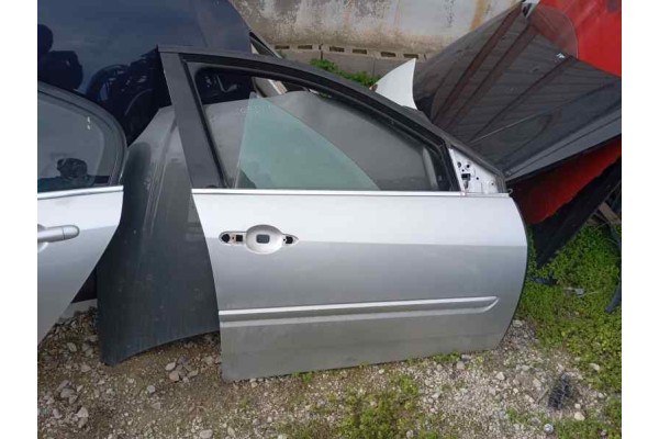 Recambio de puerta delantera derecha para renault laguna iii 2.0 dci referencia OEM IAM   