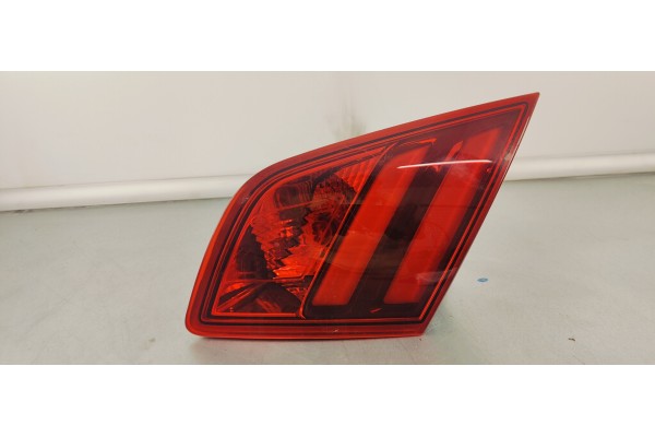 Recambio de piloto trasero derecho interior para peugeot 308 1.6hdi 92 fap referencia OEM IAM 9677818280  