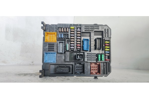 Recambio de caja reles / fusibles para citroen c4 picasso 1.6hdi 120 fap referencia OEM IAM 9819851380  