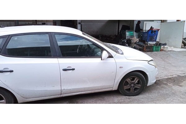 Recambio de puerta delantera derecha para hyundai i30 1.6 crdi cat referencia OEM IAM   